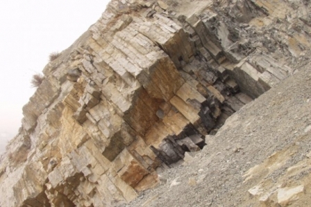 Foto batas era triassic dan permian di Meishan, CHina. Foto ini menunjukkan lapisan batu kapur yang terletak di antara lapisan abu vulkanik yang berhasil ditanggali dan dianalisis oleh peneliti (Photo : Shuzhong Shen/ MIT)