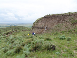 Erosi tebing di Great Plains mengungkapkan adanya lapisan kaya karbon yang terkubur di lapisan tanah kuno. Hal ini dapat berkontribusi terhadap perubahan iklim, (Photo: Joseph Mason, University of Wisconsin-Madison)