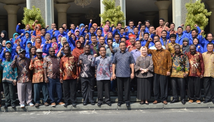 Mensesneg dan Mendikbud Lepas Guru Penggerak Mengajar di Pedalaman Papua. (Credit: ugm.ac.id)