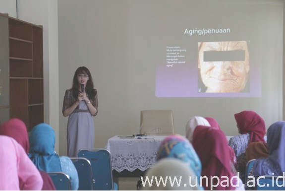 Dr. Reiva Farah Dwiyana Arief., M.Kes., saat mengisi seminar tentang perawatan kulit yang diselenggarakan Dharma Wanita Persatuan Unpad di Kampus Unpad Jln. Dipati Ukur Bandung (Foto oleh: Dadan T.)
