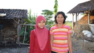 Yeni dan Ibu. (Credit: ugm.ac.id)