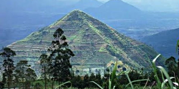 gunung sadahurip, piramida
